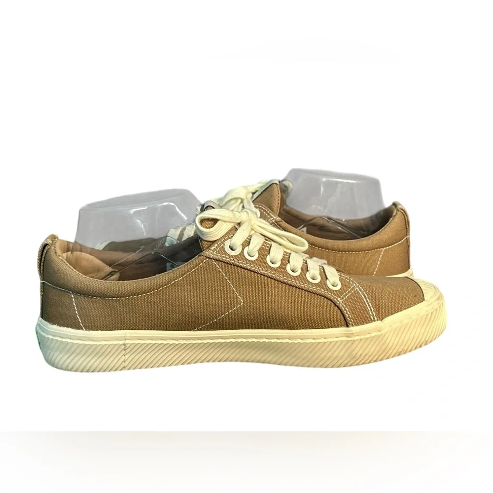 Cariuma Oca Low Canvas Tennis Sneakers in Washed Burn Sand Mens 8 Womens 9.5 B21
